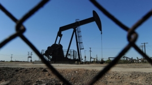 يأمل النفط في تحقيق مكاسب على خلفية تخفيضات أكبر في إنتاج أوبك