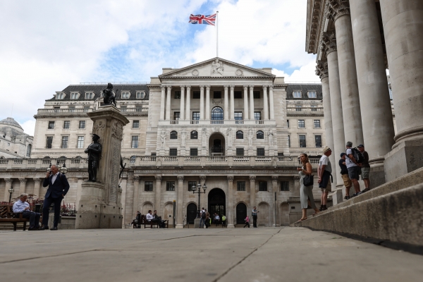 بنك انجلترا يفتح الباب أمام رفع الفائدة في 2021 للسيطرة على التضخم