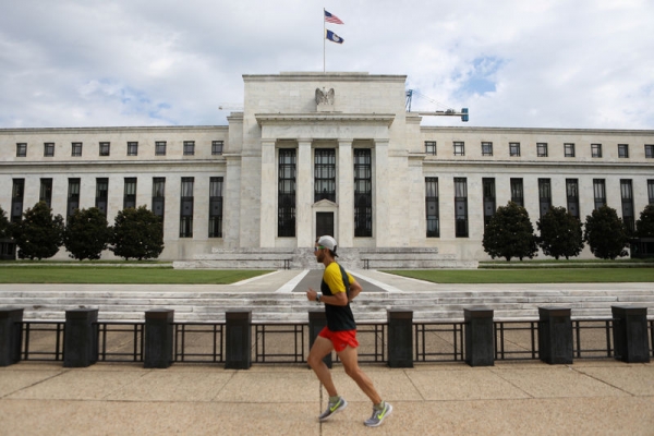مسؤولو البنوك المركزية يلعبون لعبة خطيرة بالتحول إلى التحفيز النقدي