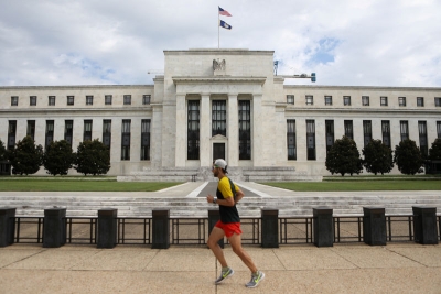 مسؤولو البنوك المركزية يلعبون لعبة خطيرة بالتحول إلى التحفيز النقدي