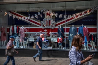 مبيعات التجزئة البريطانية تنخفض في مايو مع تشديد ضغط تكلفة المعيشة