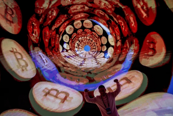 البيتكوين دون 70 ألف دولار مع تسارع عمليات بيع قسري