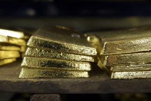 الذهب يتقهقر مع صعود الدولار على إثر غياب تحفيز في المدى القريب