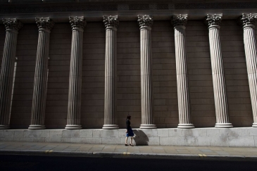 نائب محافظ بنك انجلترا يغير موقفه بشأن رفع أسعار الفائدة