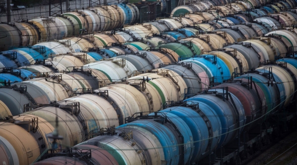 صعود النفط الخام الأمريكي يتعثر وسط توقعات قاتمة للطلب في الصيف
