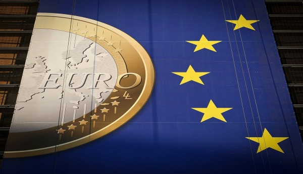 اليورو ينخفض بعد اجتماع خال من التشويق للمركزي الأوروبي