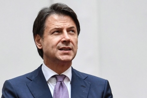 رئيس الوزراء الإيطالي يسعى لتمويل إضافي ممول بالدين لمساعدة الاقتصاد