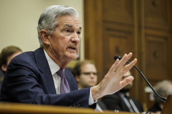 خطة الفيدرالي لمكافحة التضخم في مهب الريح وسط اضطرابات مالية