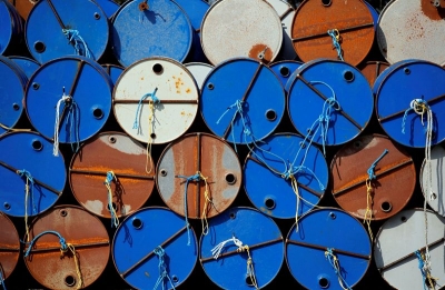 النفط يتراجع وسط توترات الحرب وزيادة مفاجئة في مخزونات الخام الامريكية