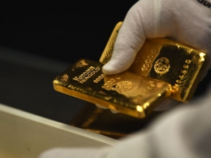 العقود الاجلة للذهب تسجل مستوى قياسياً مع إلتماس المستثمرين للأمان