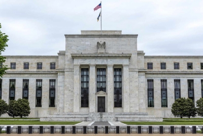 الفيدرالي يثبت أسعار الفائدة ويعترف بقوة الاقتصاد