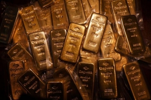 الذهب يتأرجح في ظل تقييم مسار التشديد النقدي وبيانات اقتصادية متضاربة