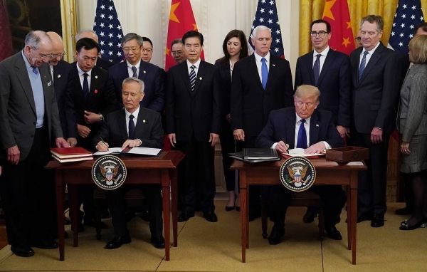 الصين والولايات المتحدة توقعان اتفاق التجارة الأولي لكن الشكوك والتعريفات لا تزال قائمة