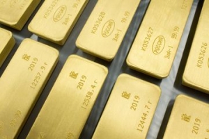 تهاوي في أسعار الذهب بعد تداول أكثر من ثلاثة ملايين أونصة خلال 30 دقيقية