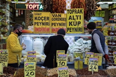 مع إقتراب تضخم الغذاء من 100%..الأتراك يعيشون على ديون بطاقات الائتمان