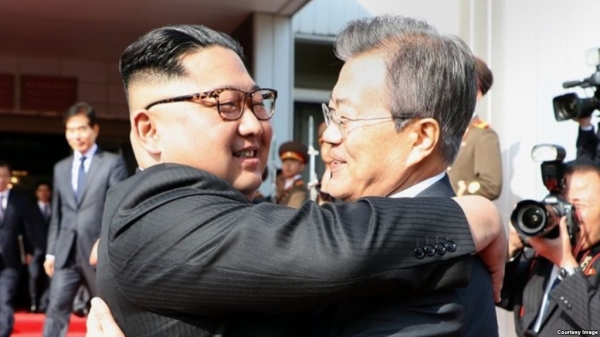 زعيما الكوريتين يجريان اجتماعا مفاجئا مع إحياء ترامب الآمال بقمة مع كيم