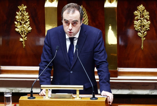 رئيس الوزراء الفرنسي يعلق إصلاح نظام التقاعد بحثاً عن دعم للميزانية