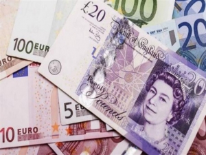 يتراجع الجنيه الإسترليني نحو 1.21 دولار وسط تدافع على خروج بريطانيا من الاتحاد الأوروبي