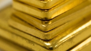 الذهب ينتعش وسط قلق حيال تداعيات قفزة في إصابات أوميكرون