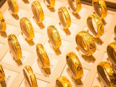 الذهب يقفز بأكثر من 2% بفعل ضعف الدولار وبيانات اقتصادية مخيبة