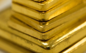 الذهب يحلق عالياً في مستهل 2021 مع انخفاض أسعار الفائدة الحقيقية والدولار