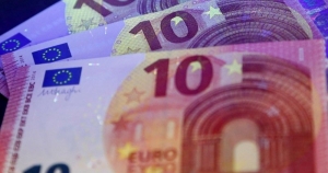 اليورو يتراجع مع انخفاض عوائد السندات