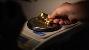 الذهب يوقف ارتفاعه القياسي قبل بيانات الوظائف الامريكية
