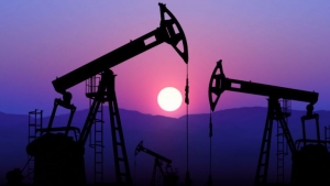 ينخفض النفط مع تحول التركيز من العرض السعودي إلى مخاوف الطلب العالمي