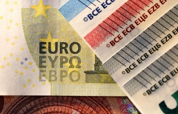 اليورو يهبط بعد إشارة المركزي الأوروبي إلى تحفيز وشيك