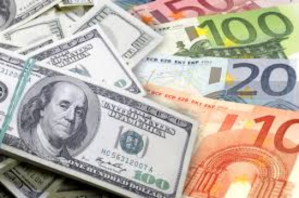 اليورو يقترب من 1.12 دولار بينما ينتظر المستثمرون اجتماعات البنك المركزي