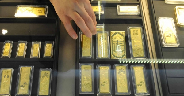 الذهب يتراجع قليلا بفعل صعود الدولار وانحسار التوترات العالمية