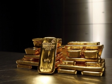 الذهب يتراجع طفيفا بعد تداوله في أضيق نطاق أسبوعي منذ أغسطس