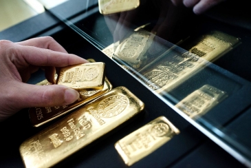 الذهب يتراجع ويتجه نحو تكبد ثاني خسارة أسبوعية