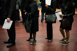 طلبات إعانة البطالة بأمريكا تقفز إلى أعلى مستوى في أكثر من عامين