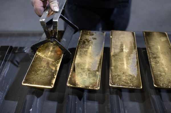 الذهب يخترق مجدداً حاجز 1800 دولار بعد أحدث تصريحات لمسؤولين بالفيدرالي