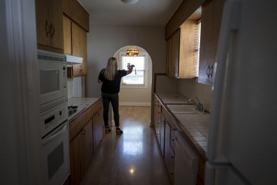 مبيعات المنازل الأمريكية المؤجلة ترتفع أقل من المتوقع وسط نقص في المعروض