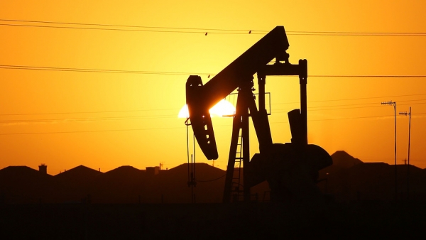 ارتفاع النفط بعد انخفاض مخزونات الخام الأمريكية يشير إلى ارتفاع الطلب