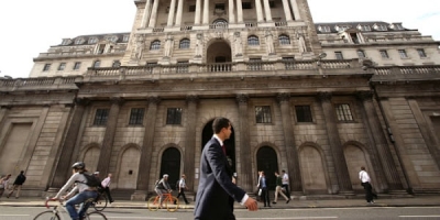 البنك المركزي البريطاني يرفع توقعاته للنمو ويبقي على أسعار الفائدة مستقرة