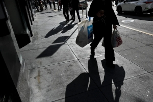 مبيعات التجزئة الأمريكية تفقد الزخم في سبتمبر وسط حذر لدى المتسوقين