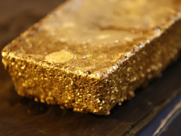 صعود الذهب على وقع انخفاض الدولار قبل أن يصدر الفيدرالي حكمه