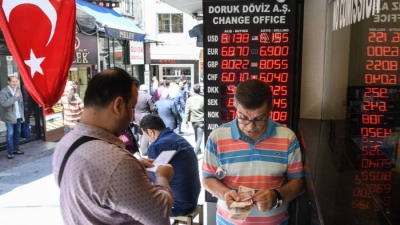 تركيا تشدد سياستها النقدية بشكل غير تقليدي مع تسارع خسائر الليرة