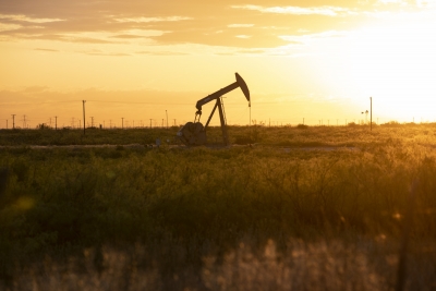 النفط يتراجع مع تقييم توقعات الطلب قبل بدء موسم السفر في أمريكا