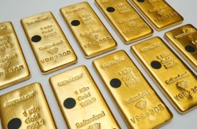 الذهب يتراجع بفعل مخاوف زيادات الفائدة لفترة اطول