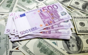 ارتفاع اليورو بسبب آمال صفقة خروج بريطانيا من الاتحاد الأوروبي  والحذر التجاري يحد الدولار