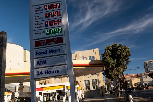 سعر جالون البنزين يرتفع ل4 دولار في كاليفورنيا مما يهدد بصدمة أسعار