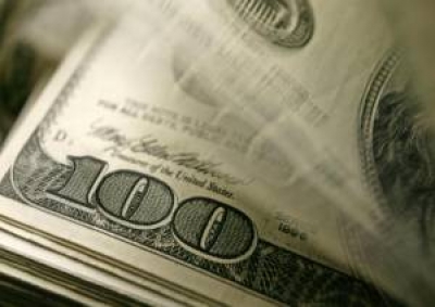 الدولار يواصل مكاسبه مع تمسك المستثمرين بعوائد السندات