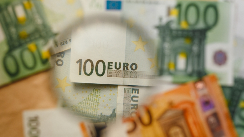 اليورو يرتفع بعد مؤشر أسعار المستهلكين الاسباني ، وتراجع الدولار نحو أدنى مستوى في 8 أشهر