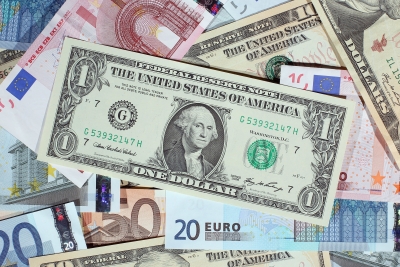 انخفاض الدولار بنسبة 0.6 ٪ بعد تقارير صفقات الولايات المتحدة والصين