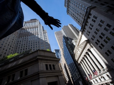 الأسهم الأمريكية تهبط وسط مخاطر اقتصادية وتسارع في إصابات كوفيد