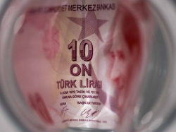 الليرة التركية تهبط بعد ان أعلن وزير المالية تخفيضات ضريبية